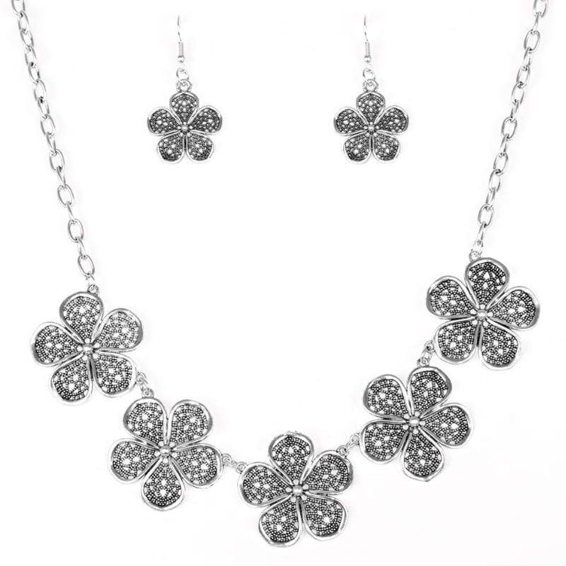 No Common Daisy Silver Necklace – WICKED WONDERS
